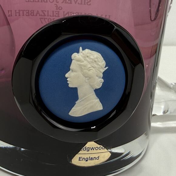 Vtg Wedgwood HM Queen Elizabeth II & HRH Prince Philip Silver Jubilee Glass Mug - Picture 3 of 16